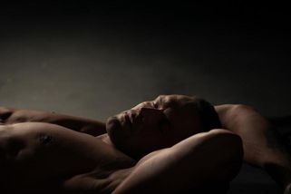 Prostě musím, i když se za to někdy stydím. Co klukům a mužům dává masturbace a proč ji potřebují i ve vztahu